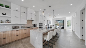 Charming Home - Hot Tub Rooftop Deck & Near the Beach